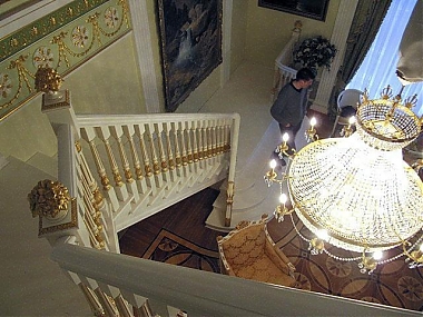 Лестница покрытая белой эмалью