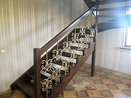 Лестница  с кованными ограждениями